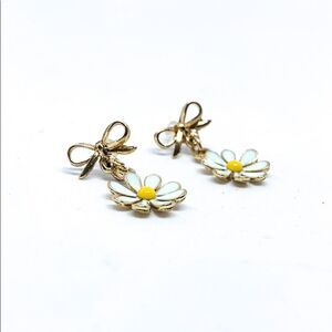 NWT Teal Gold Daisy 🌸 Enamel Earrings